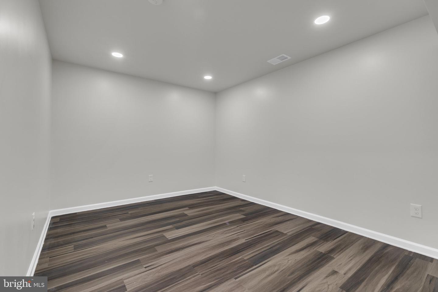 9392 Sewall Ave Property Photo 31