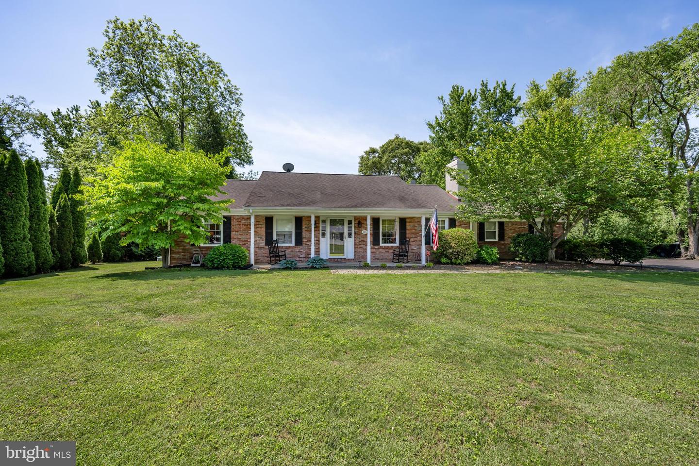 605 Mill Ln Property Photo 1