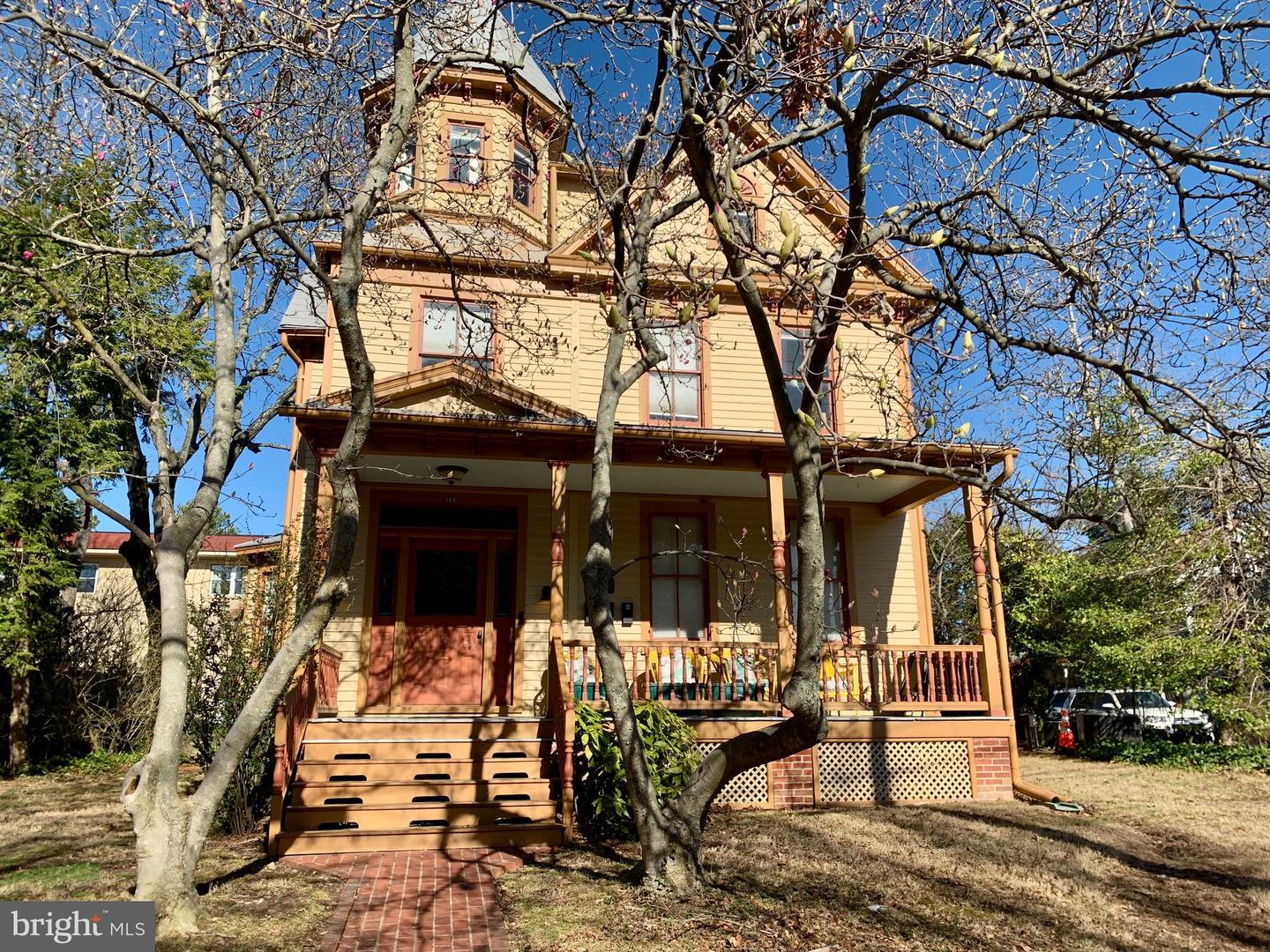 128 N Queen St Property Photo