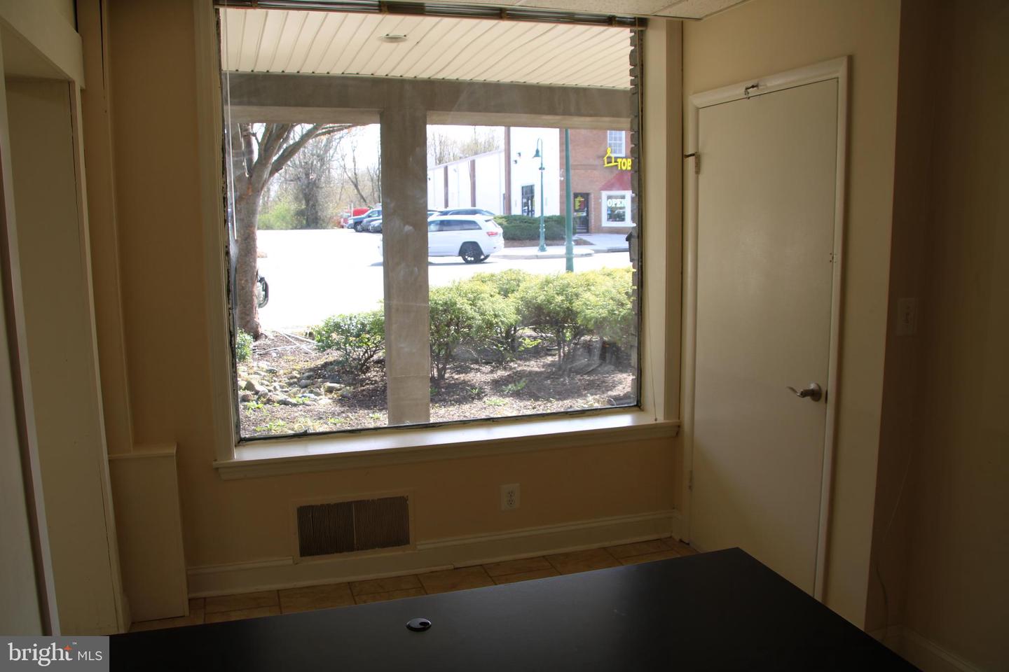 9861 Main St Property Photo 7