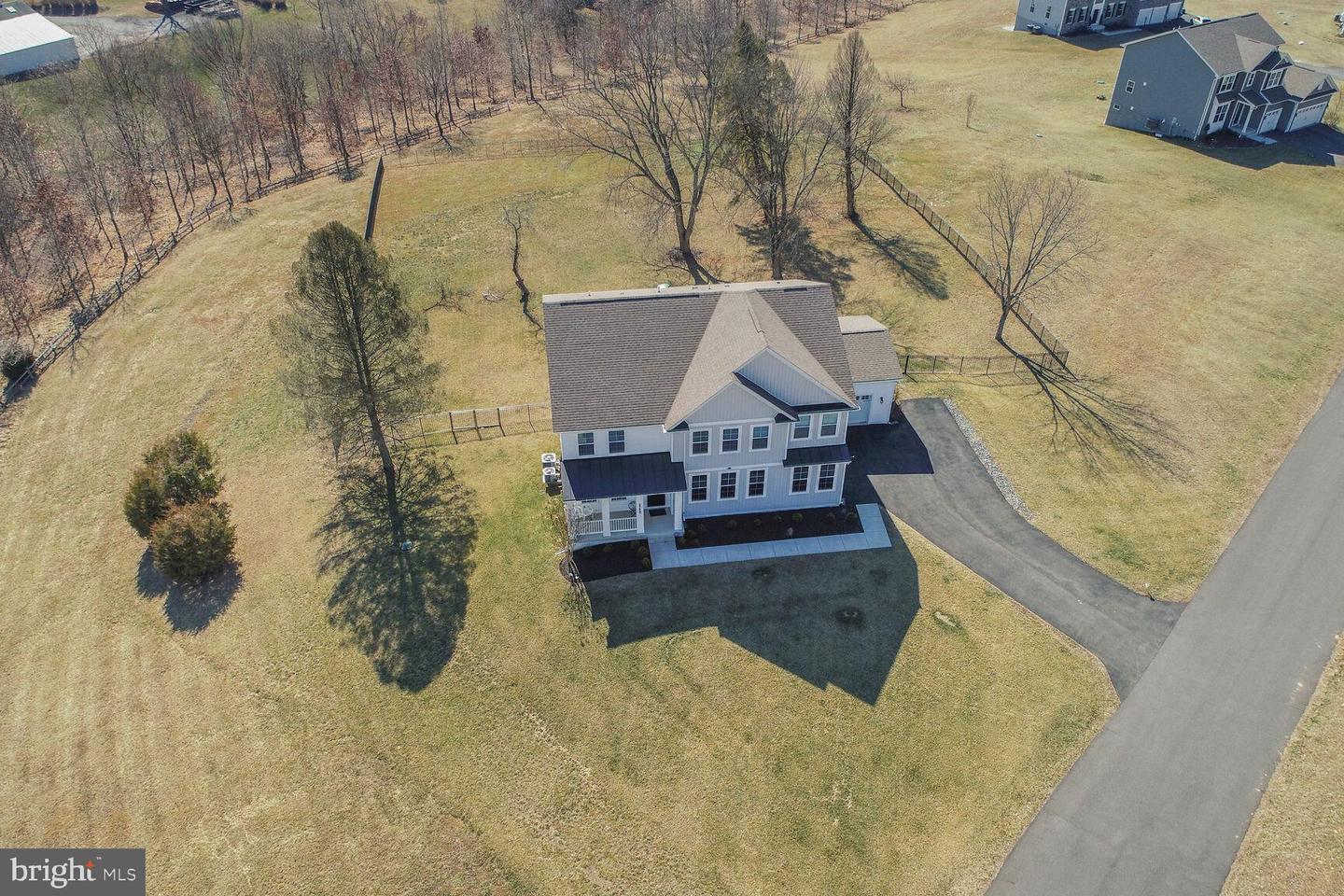 23420 Woodfield Rd Property Photo 3