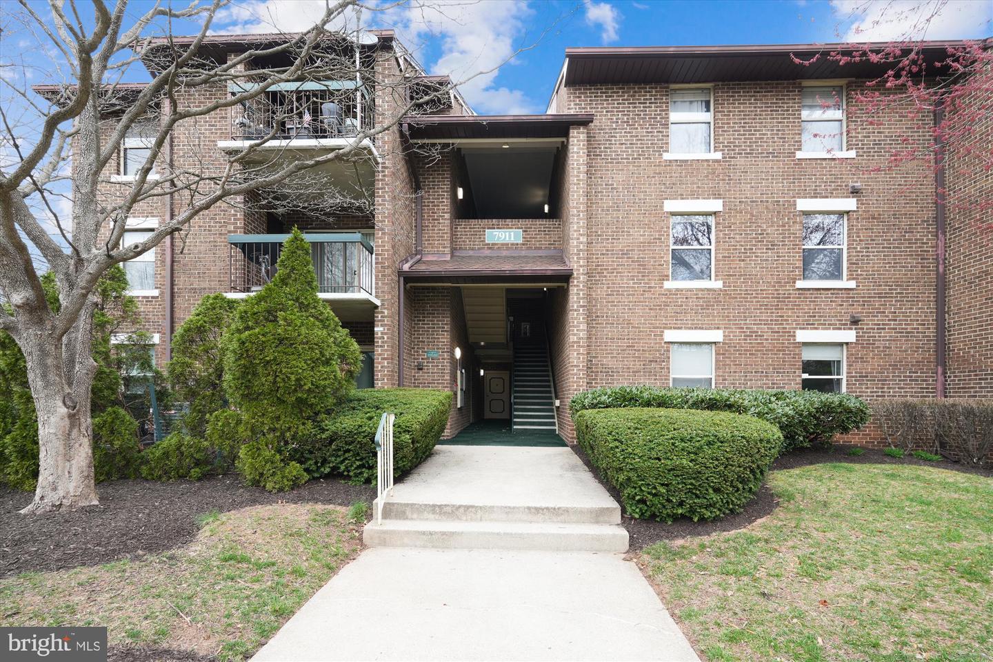 Flower Hill Real Estate Listings Main Image