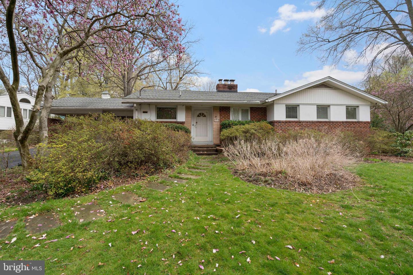 7025 Selkirk Dr Property Photo 1