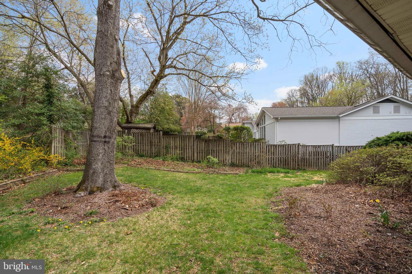 7025 Selkirk Dr Property Photo 4
