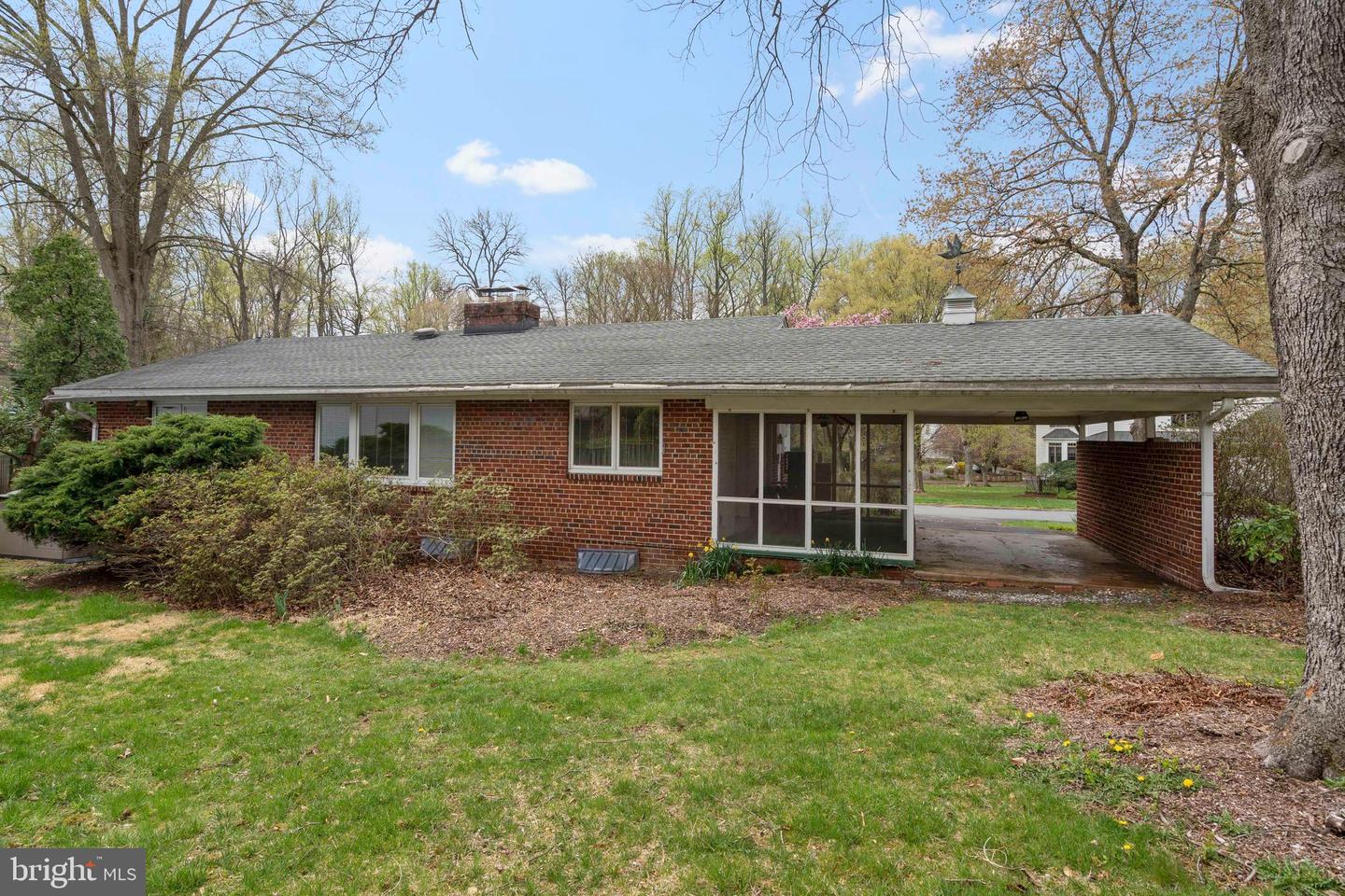 7025 Selkirk Dr Property Photo 7