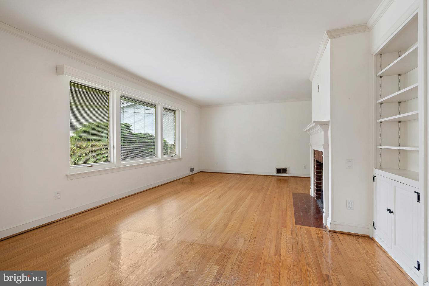 7025 Selkirk Dr Property Photo 15