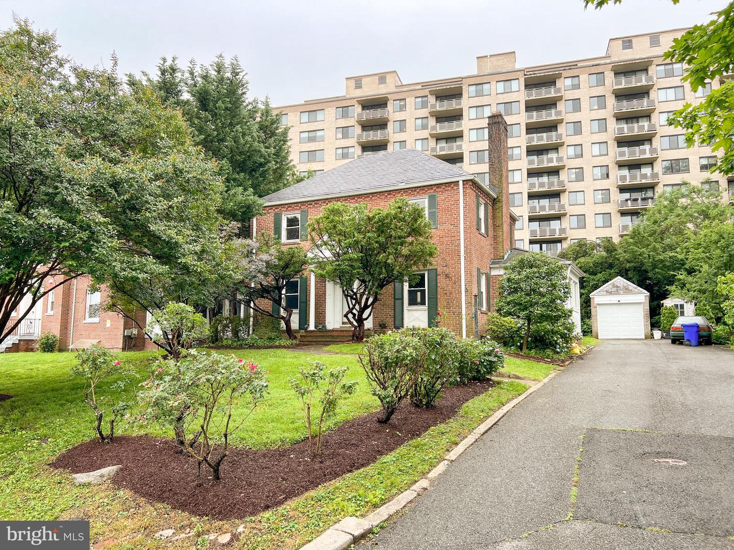 1004 Noyes Dr S Property Photo 1