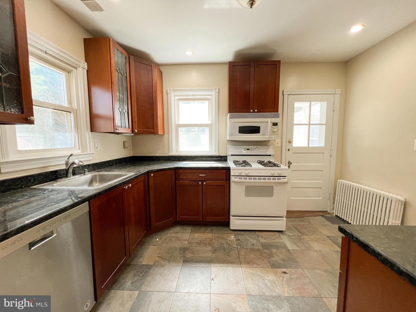 1004 Noyes Dr S Property Photo 6