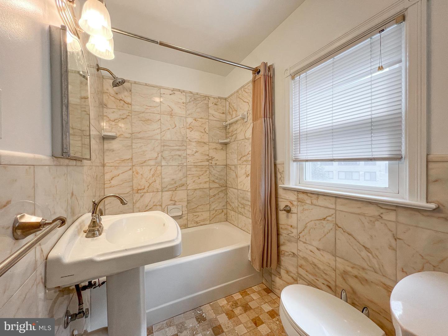 1004 Noyes Dr S Property Photo 18