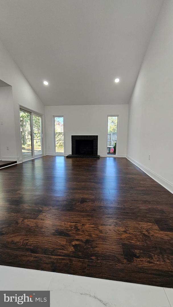 19117 Brooke Grove Ct Property Photo 3