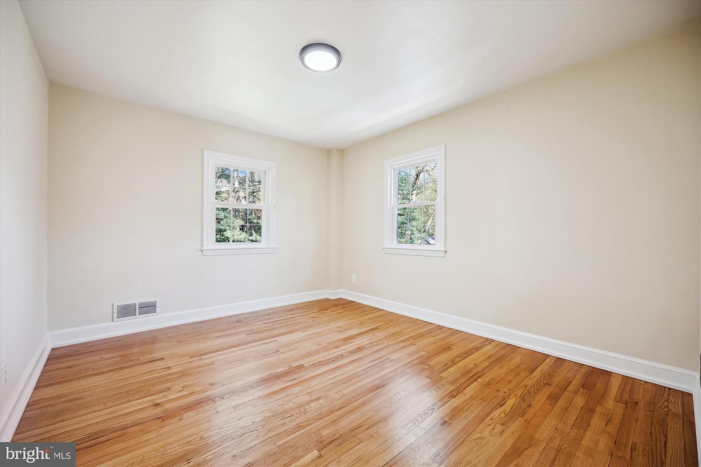 8404 Hartford Ave Property Photo 29