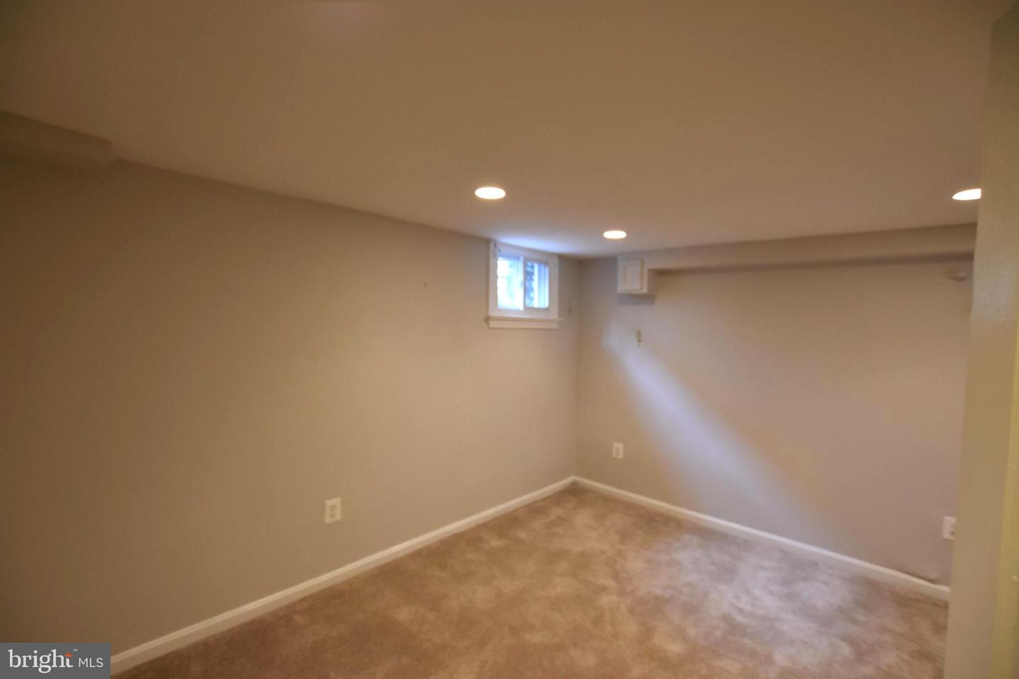 909 Maplewood Ave #lower Level Property Photo 8