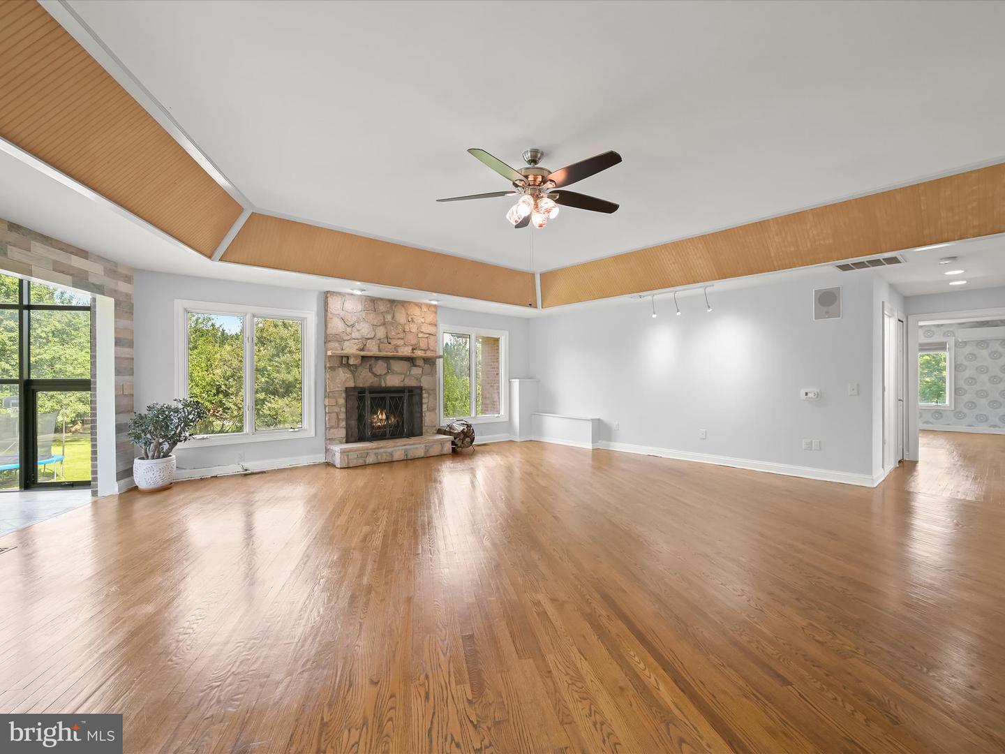 21618 Slidell Rd Property Photo 12
