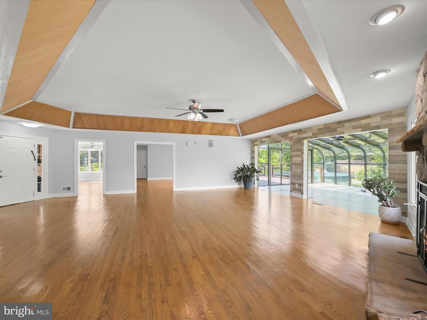 21618 Slidell Rd Property Photo 14