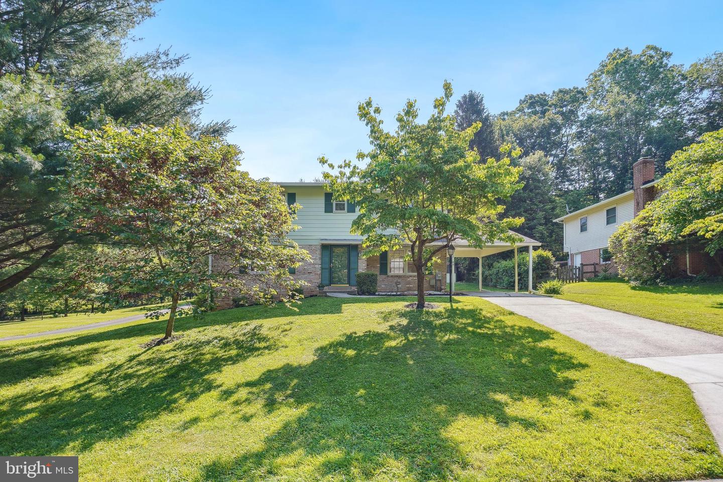 882 DIAMOND DR