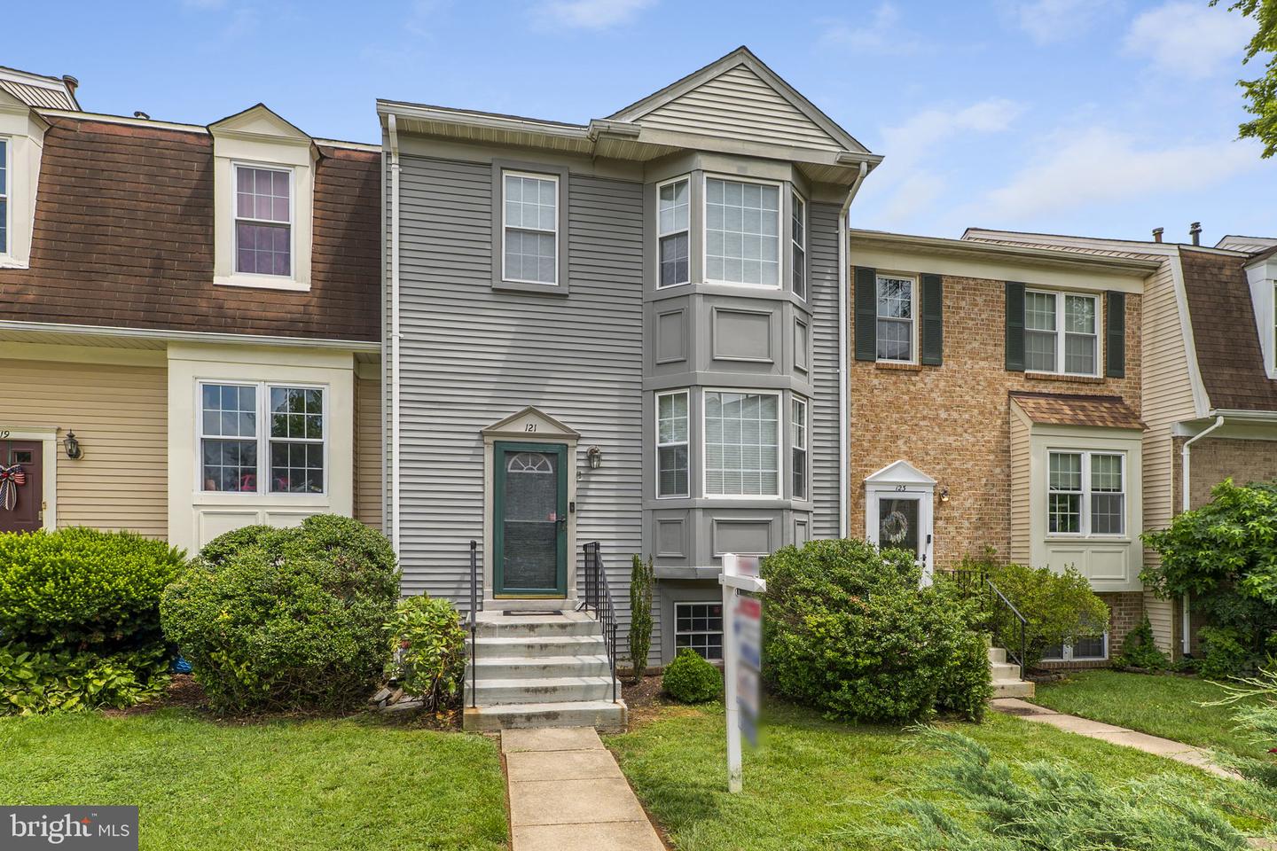 121 LAZY HOLLOW DR