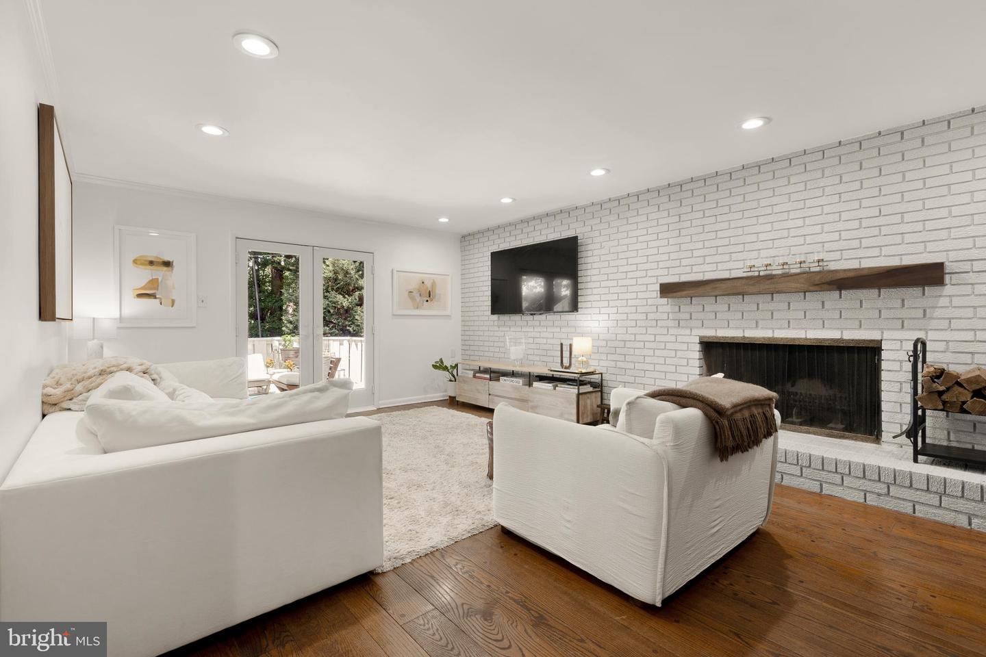 9812 HILL ST Property Photo 1