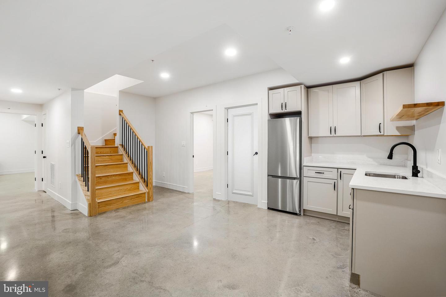 110 Geneva Property Photo 43