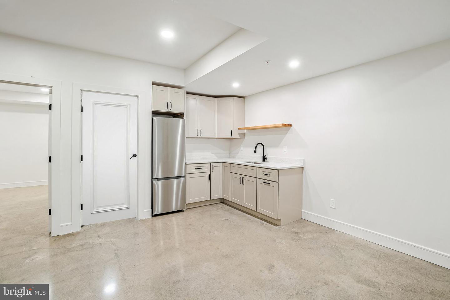 110 Geneva Property Photo 44