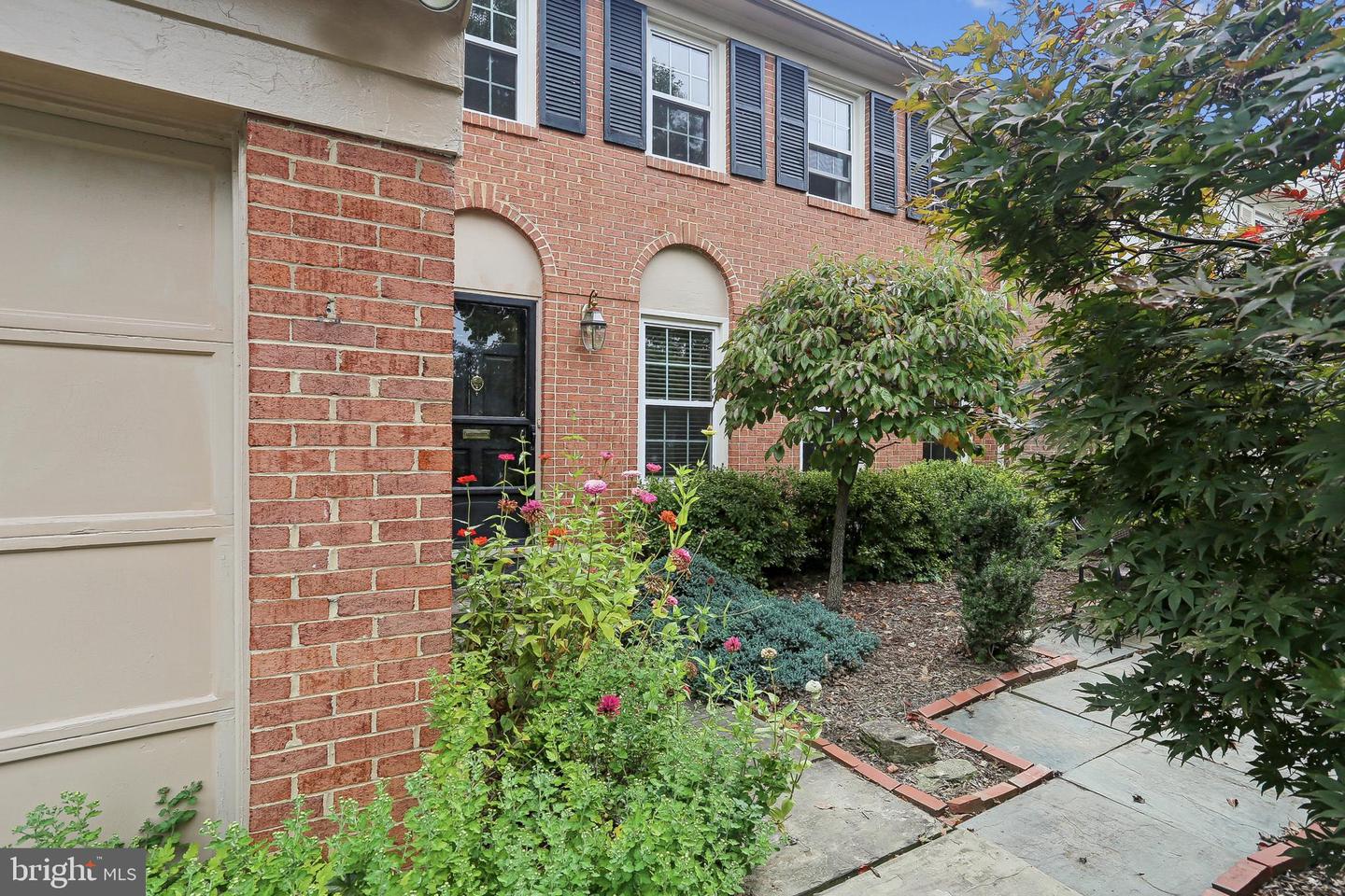 10233 Gainsborough Property Photo 5