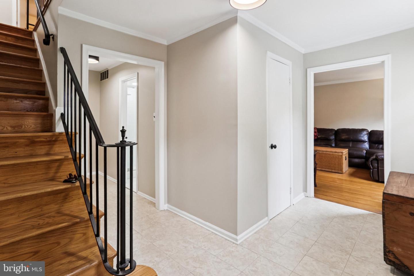 10233 Gainsborough Property Photo 6