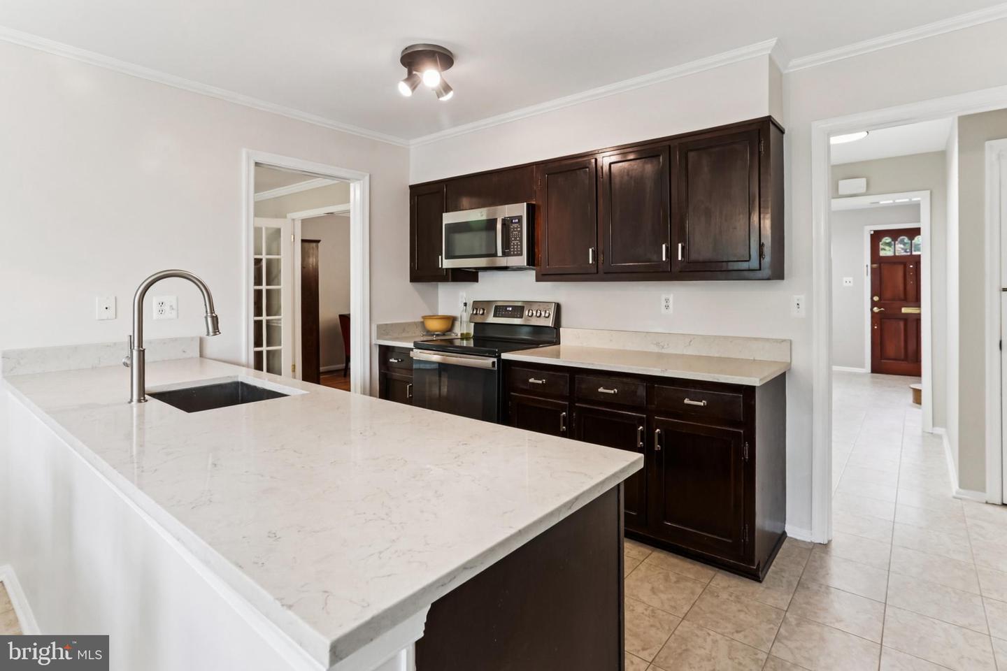 10233 Gainsborough Property Photo 8