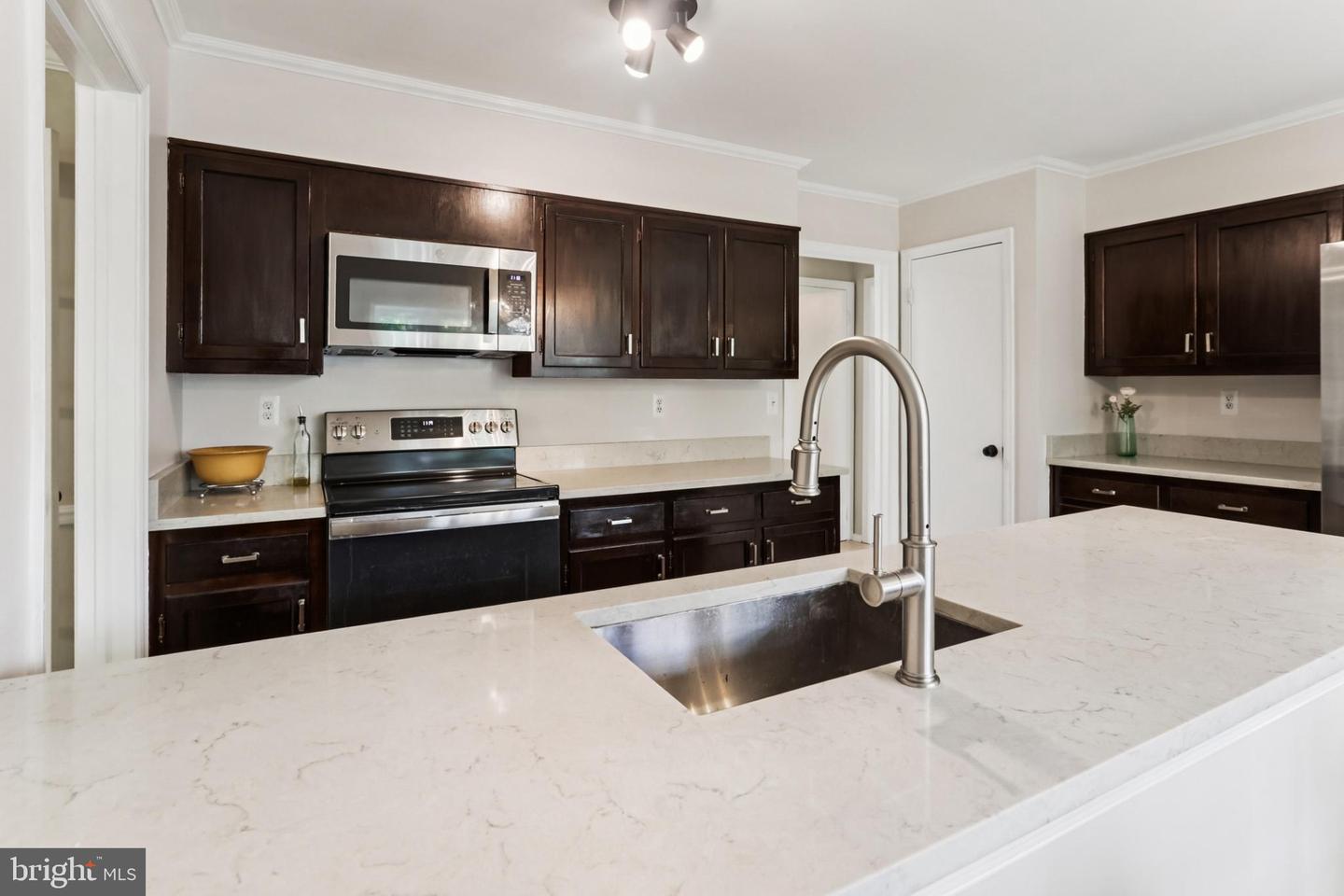 10233 Gainsborough Property Photo 11