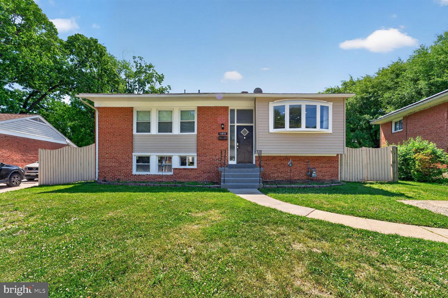 1104 Caddington Ave Property Photo 2