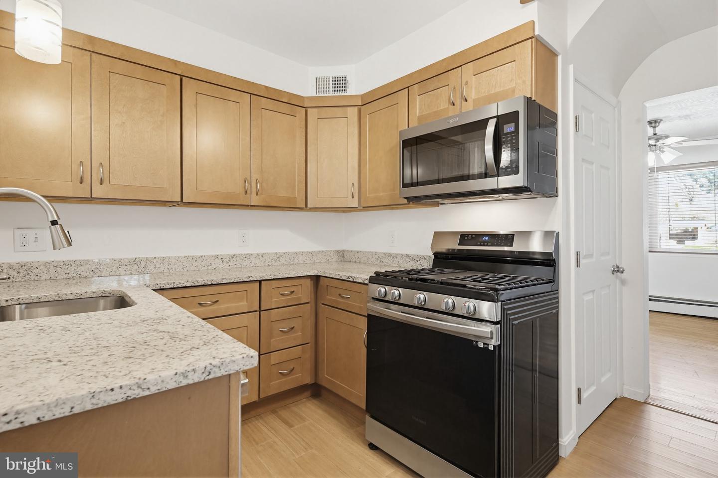 10202 Gardiner Ave Property Photo 4
