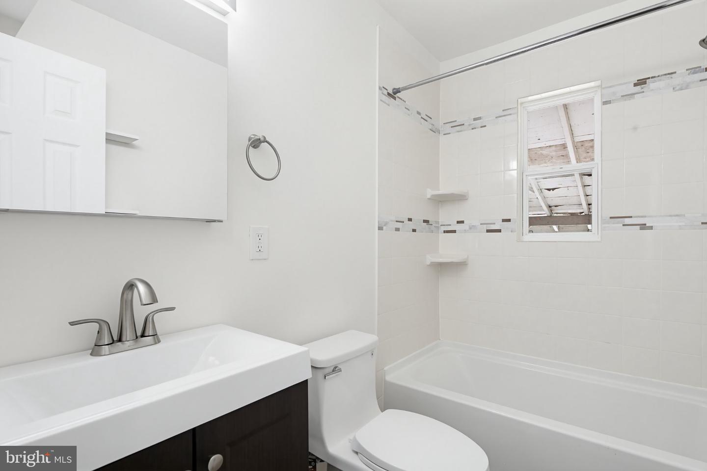 10202 Gardiner Ave Property Photo 9
