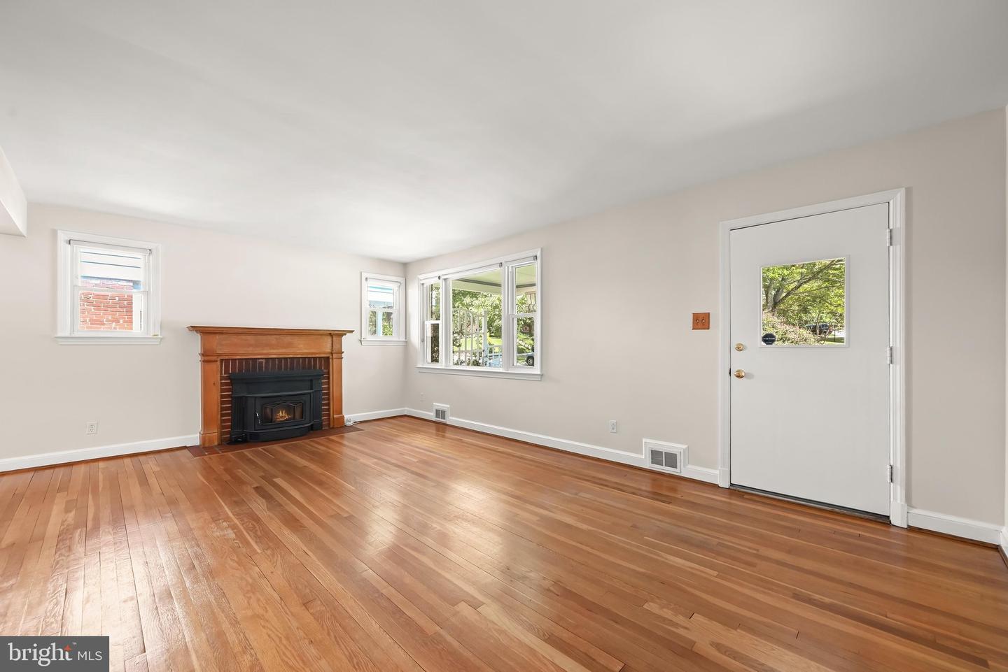 102 Whitmoor Ter Property Photo 3
