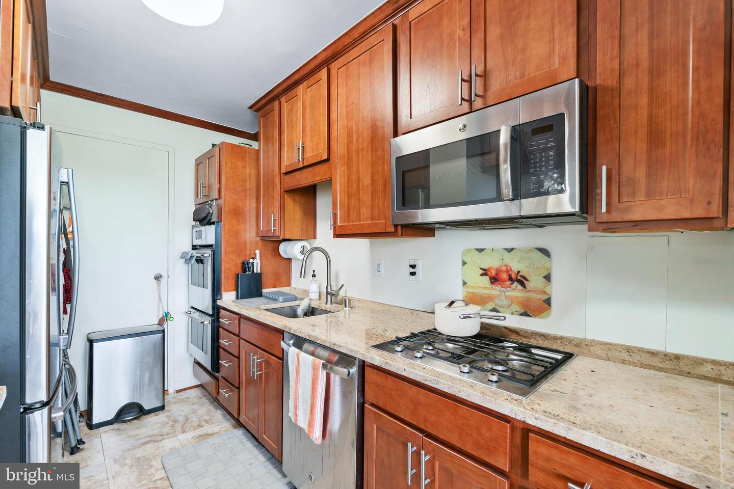 10401 Grosvenor Pl #1009 Property Photo 5