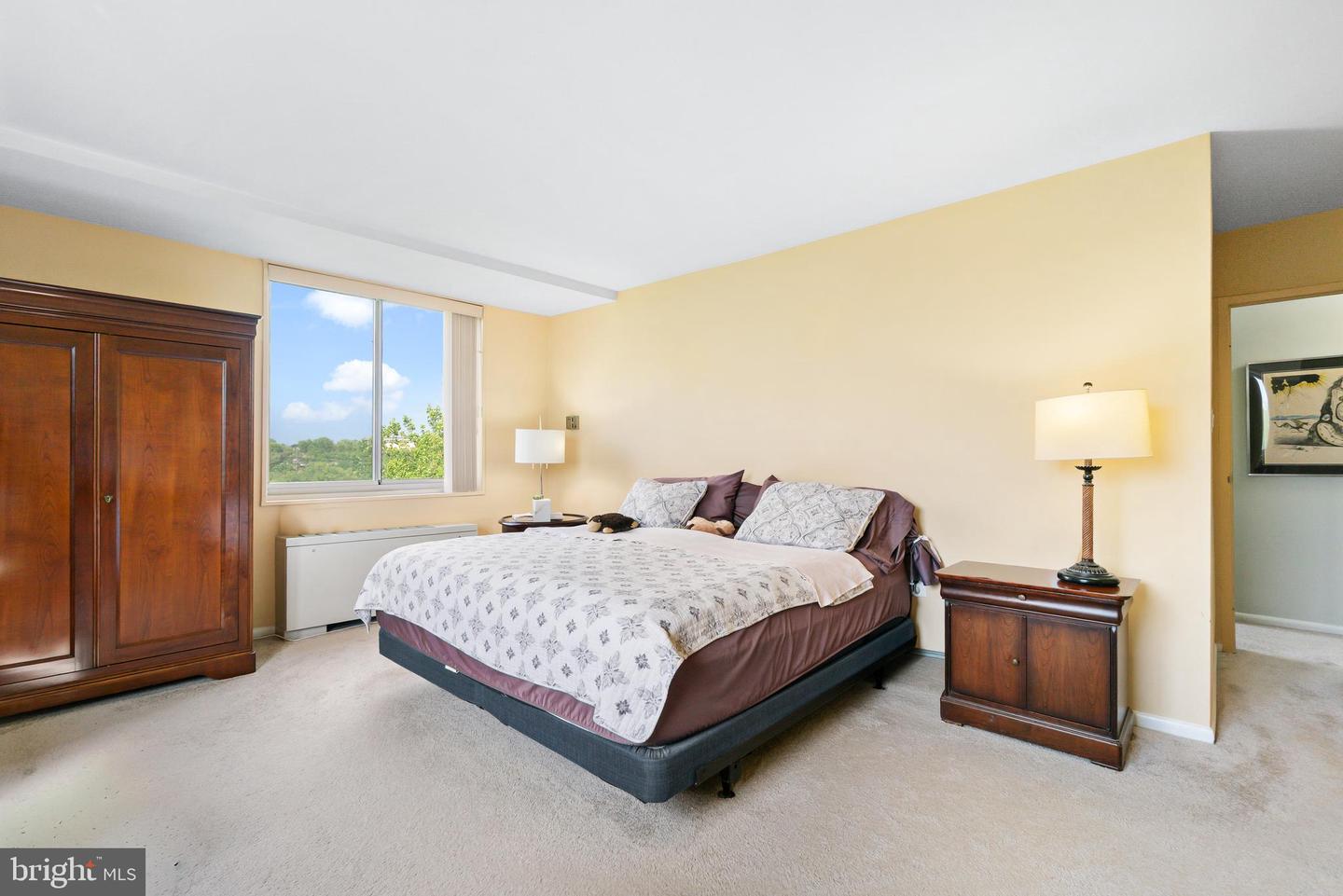 10401 Grosvenor Pl #1009 Property Photo 10