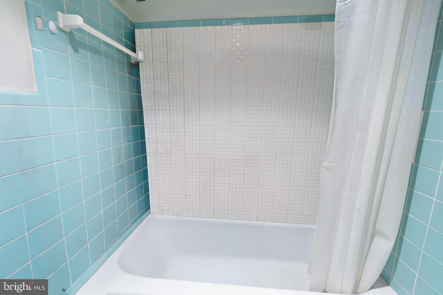 10401 Grosvenor Pl #1009 Property Photo 16