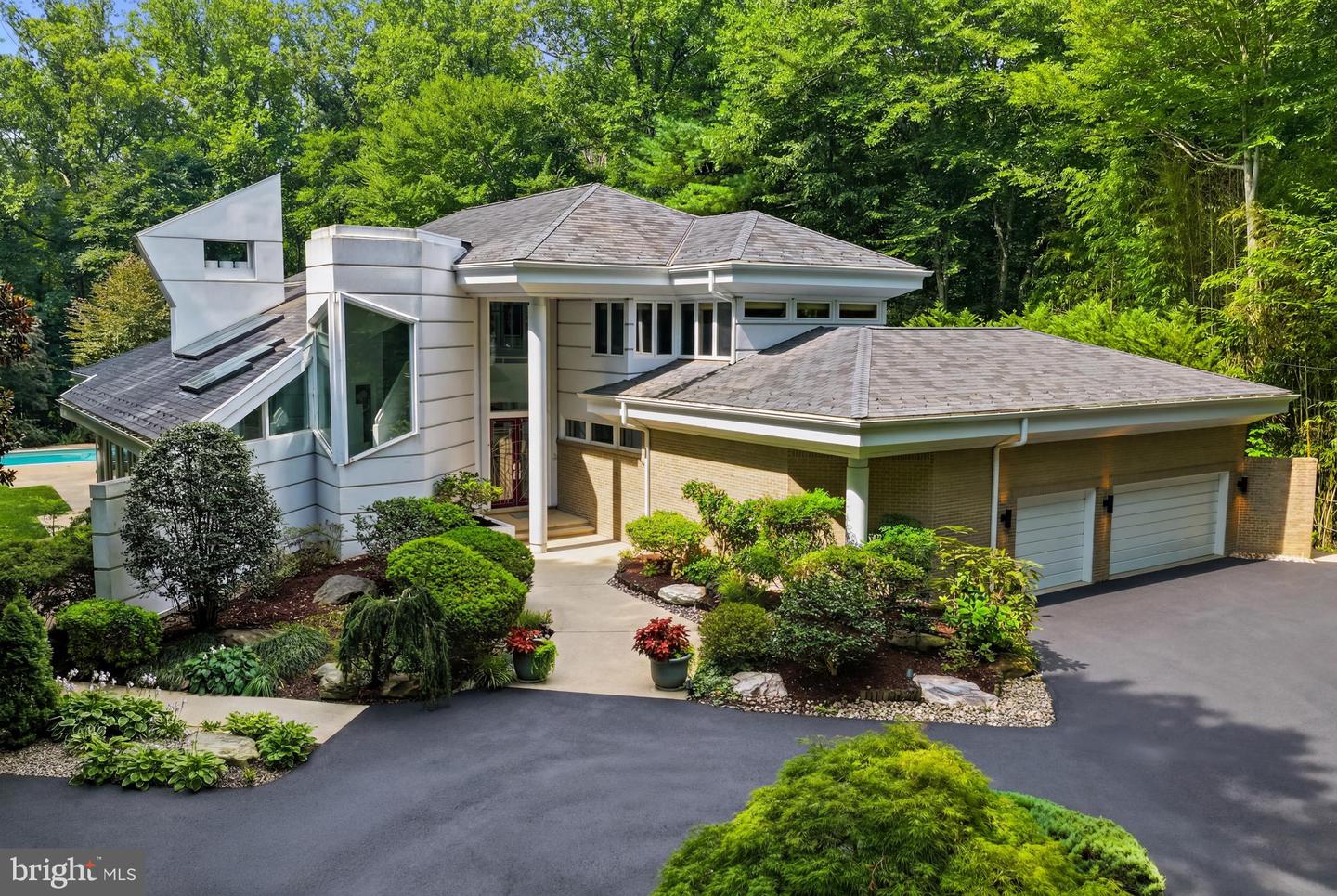 9 OAKLYN CT Property Photo 1