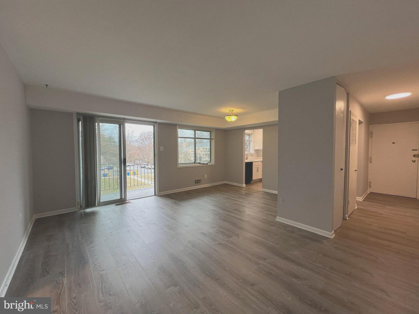 10500 Weymouth St #104 Property Photo 4