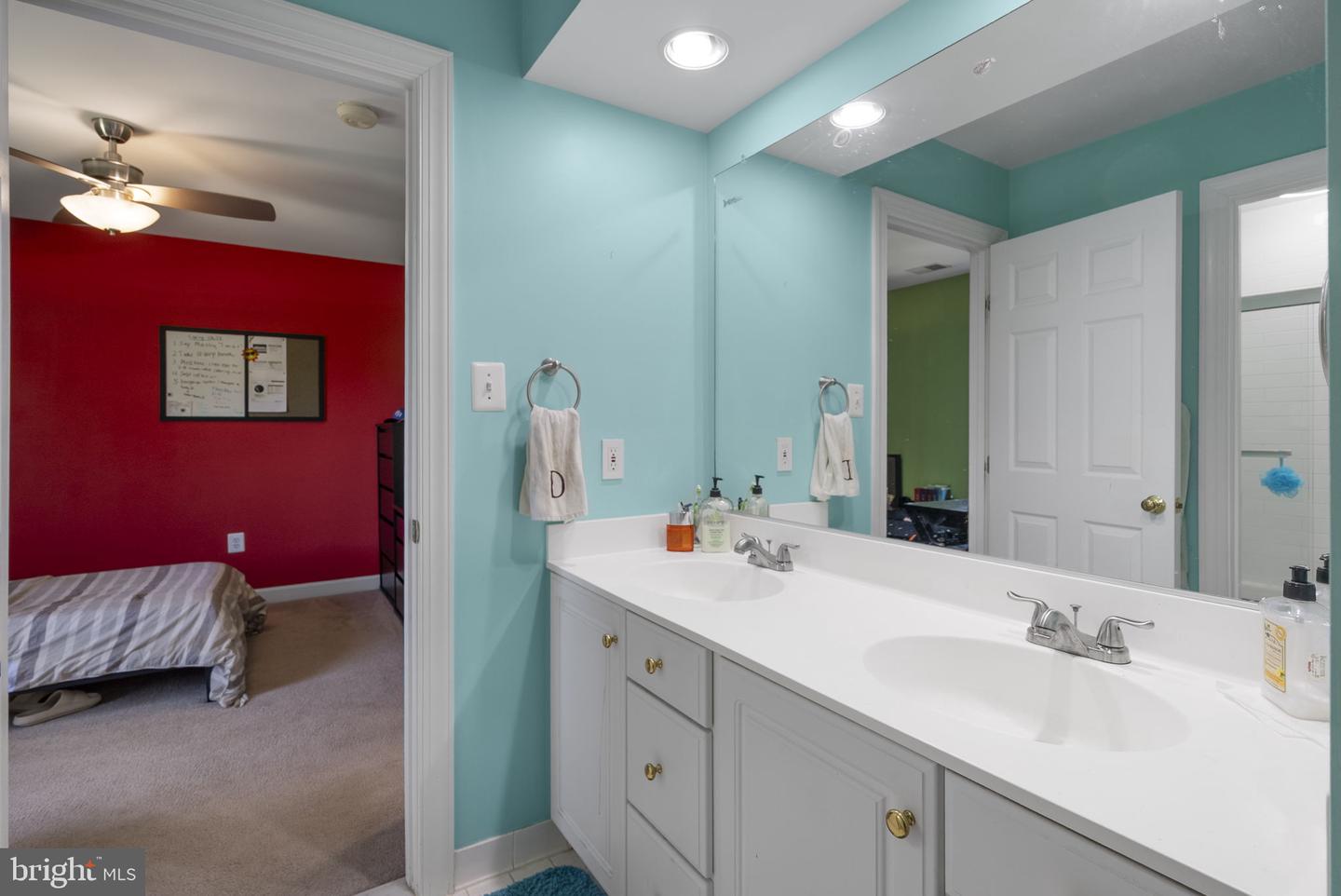 805 Lindsey Manor Ln Property Photo 34