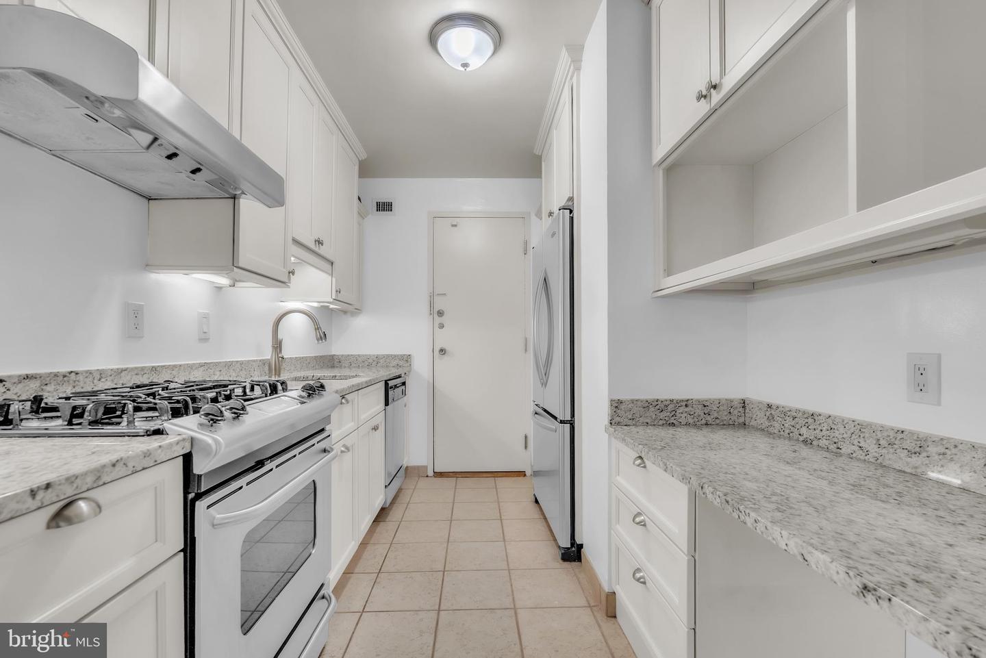 10401 Grosvenor Pl #410 Property Photo 6