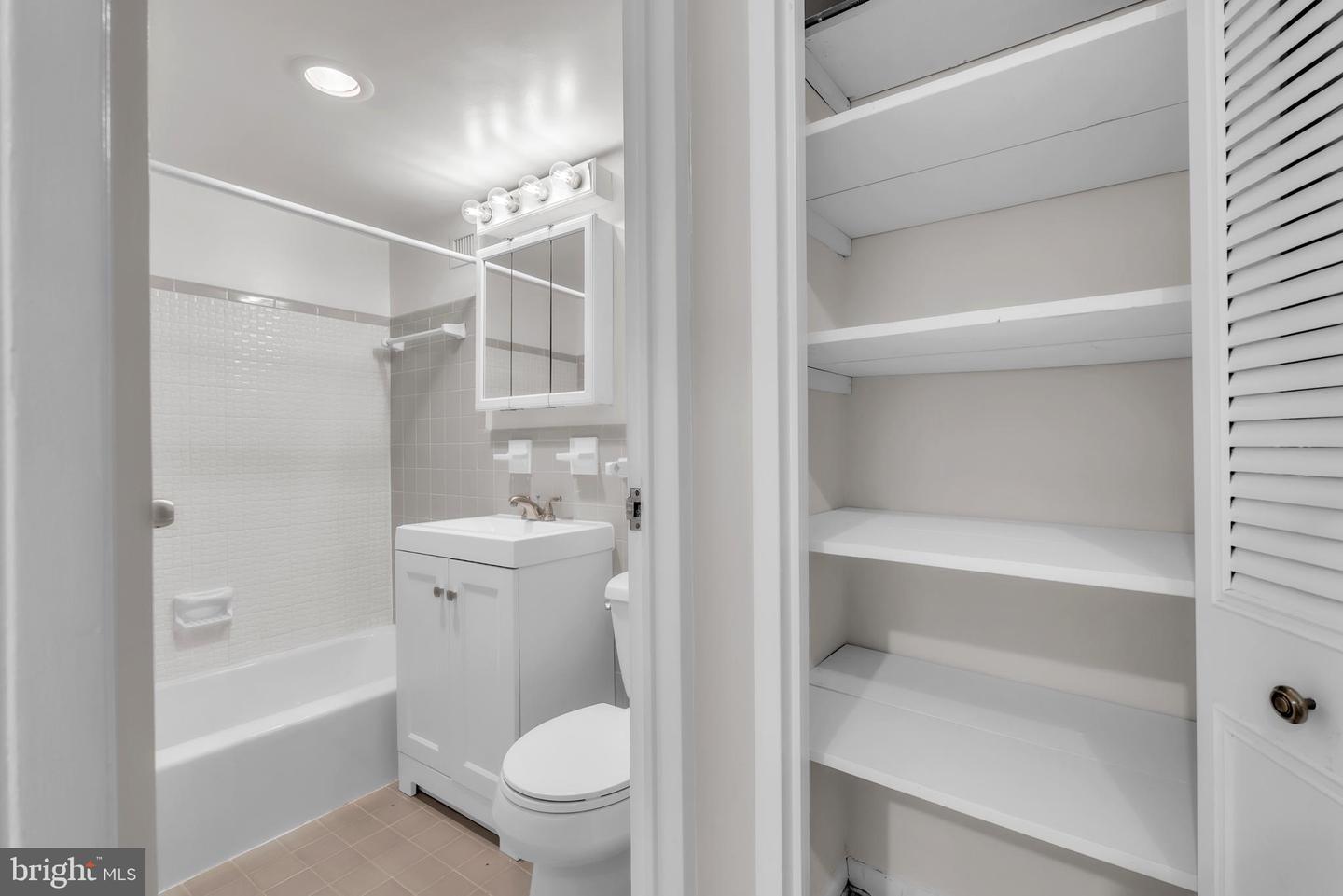 10401 Grosvenor Pl #410 Property Photo 13
