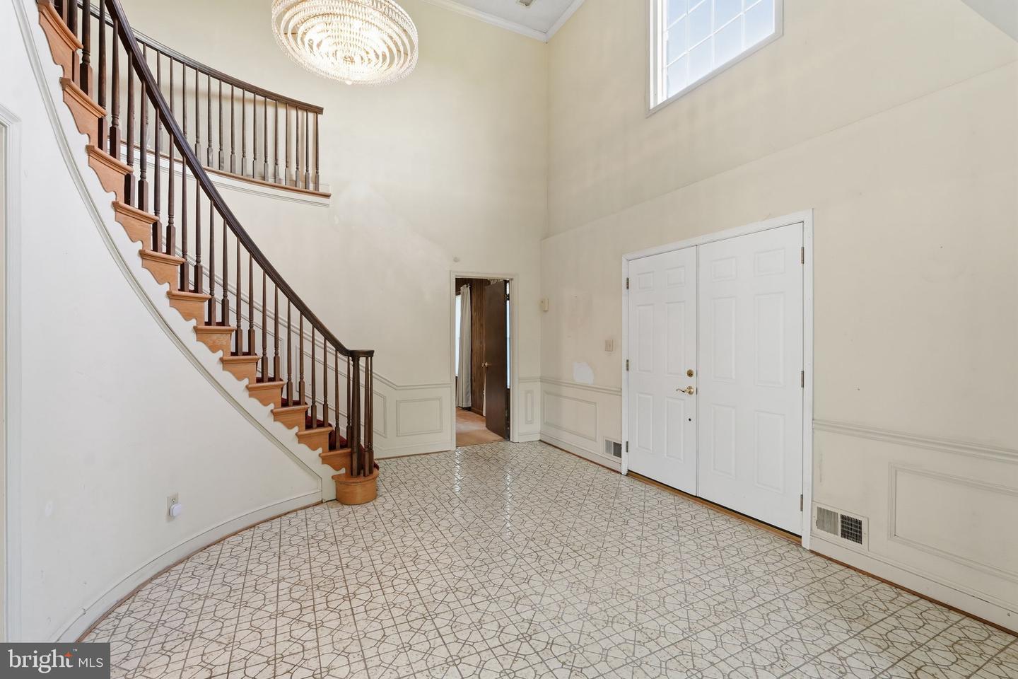 15901 Old Columbia Pike Property Photo 11