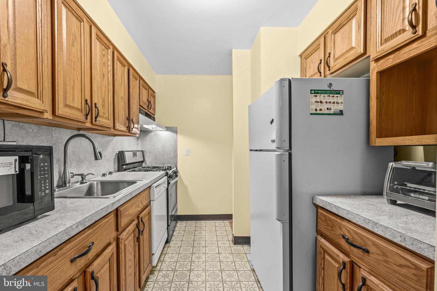 2305 Greenery Ln #t-2-3 Property Photo 11