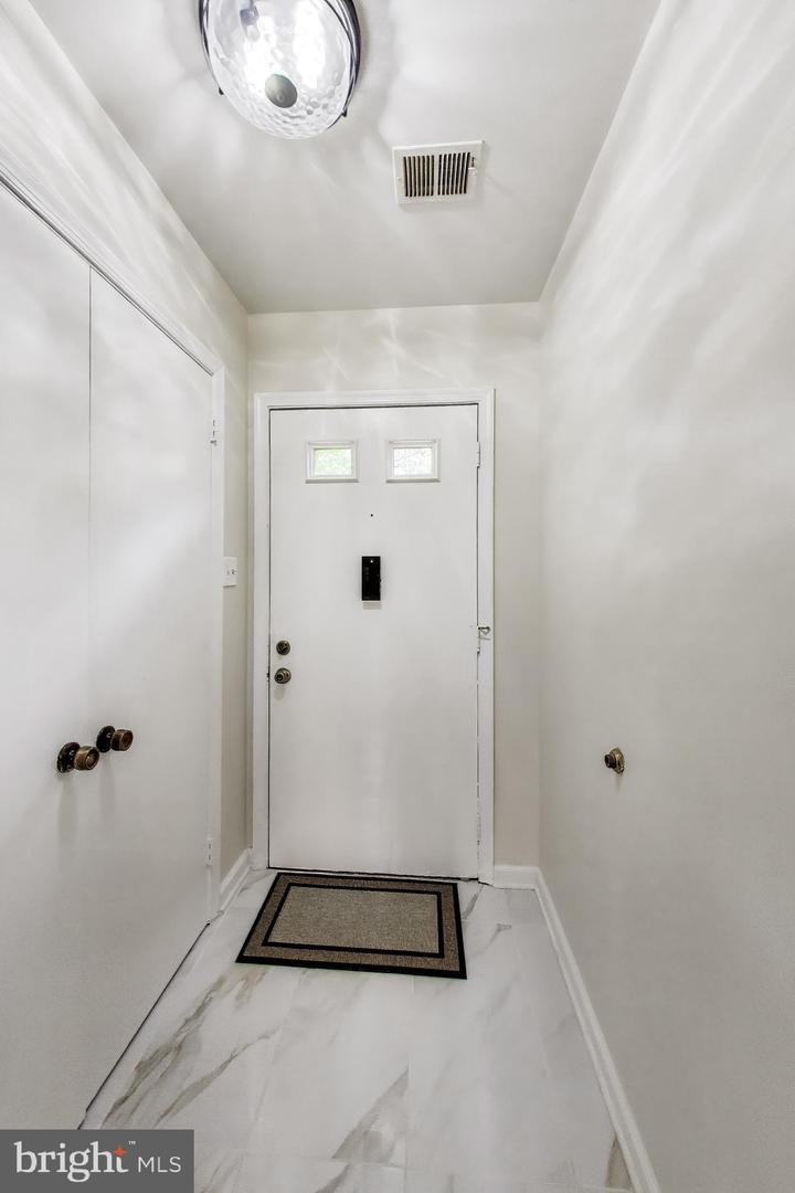 7709 Heatherton Ln Property Photo 5