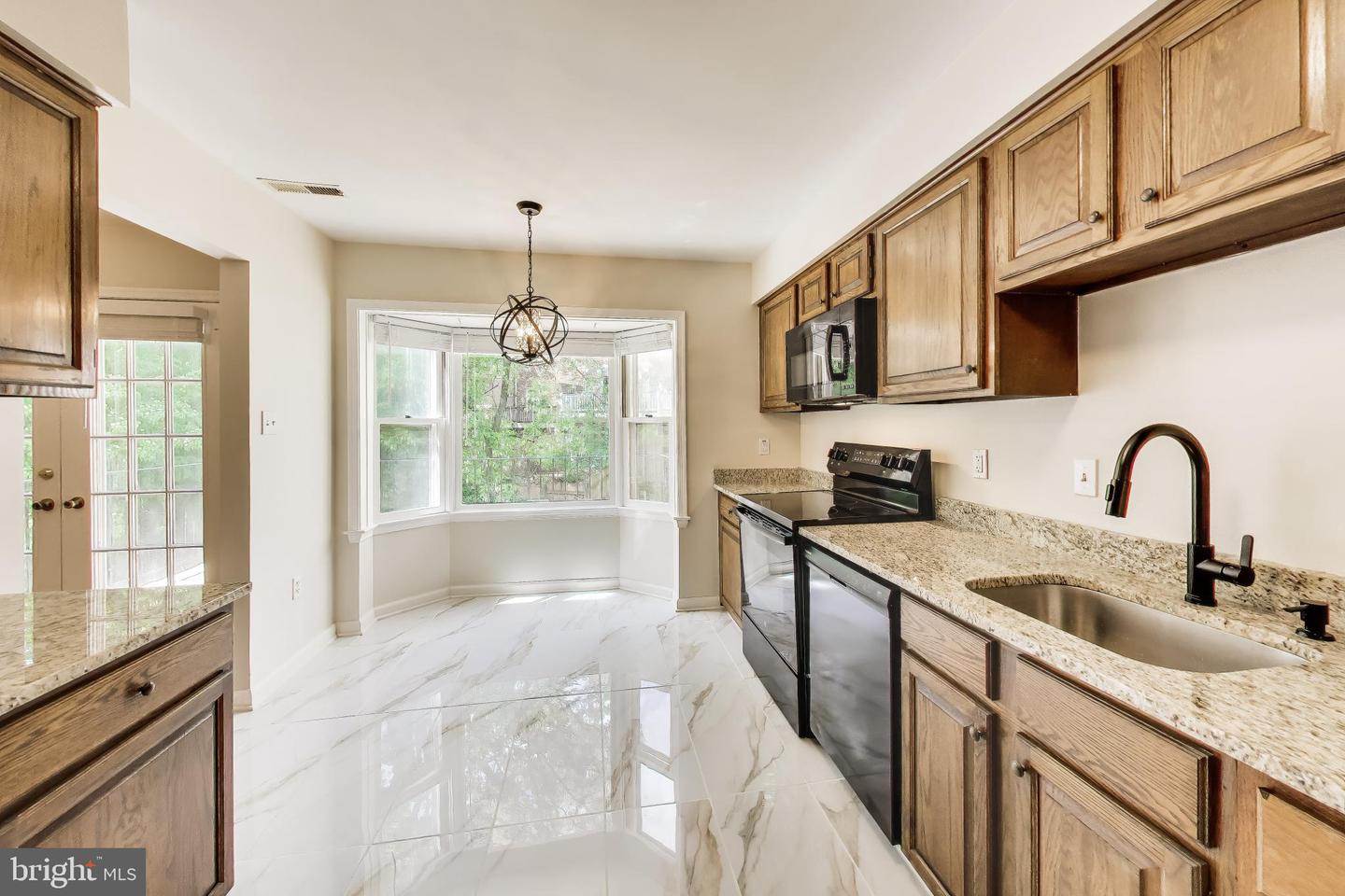 7709 Heatherton Ln Property Photo 12