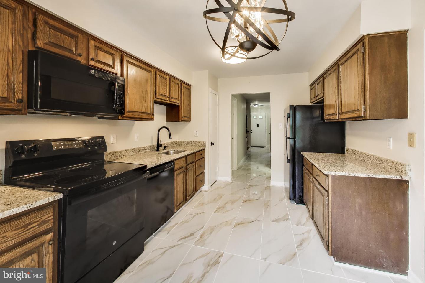 7709 Heatherton Ln Property Photo 14