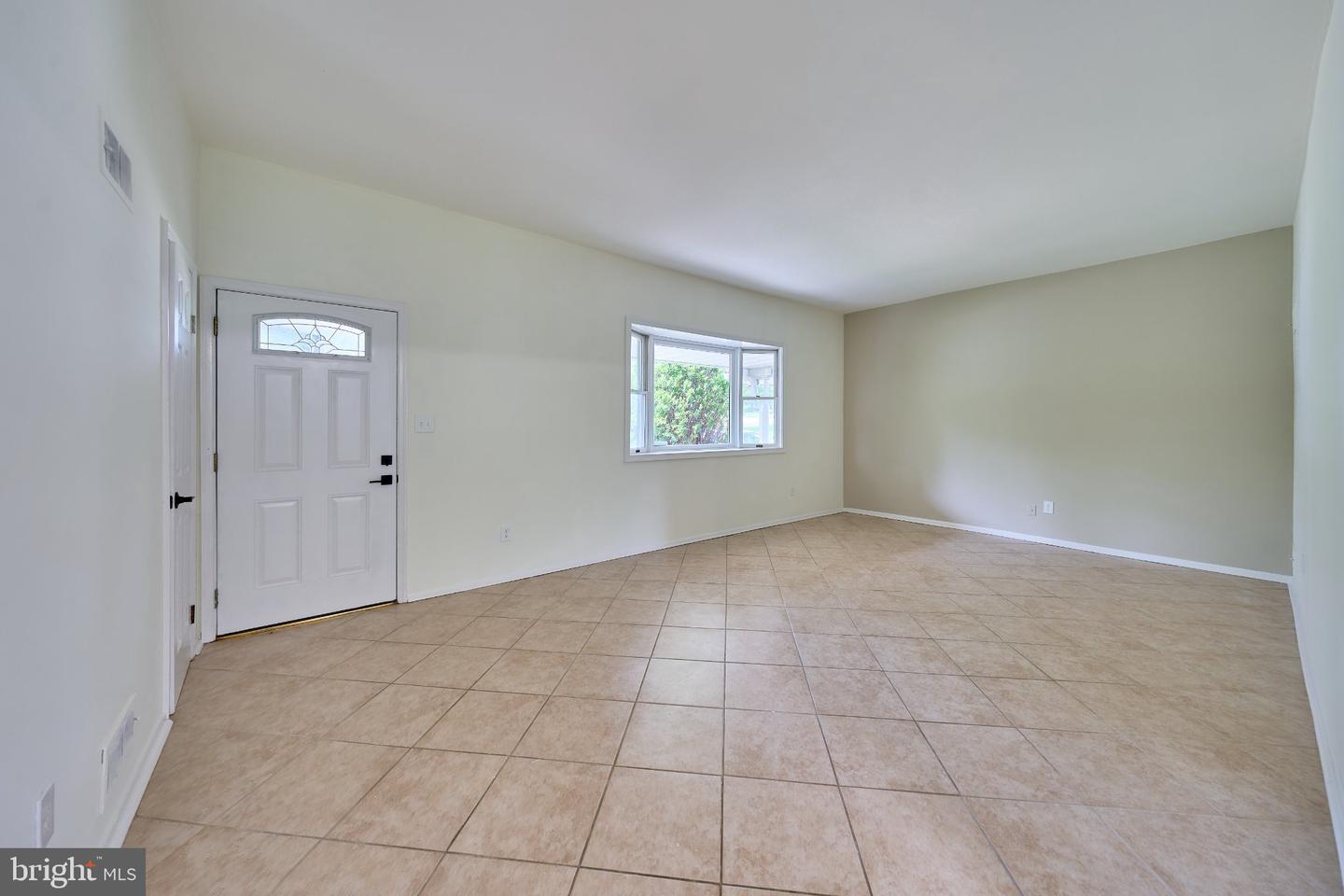 2924 Gracefield Rd Property Photo 5