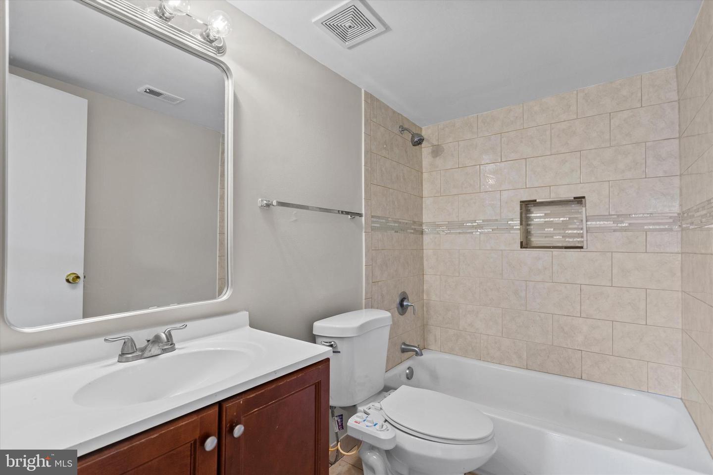 768 Quince Orchard Blvd #768-202 Property Photo 6