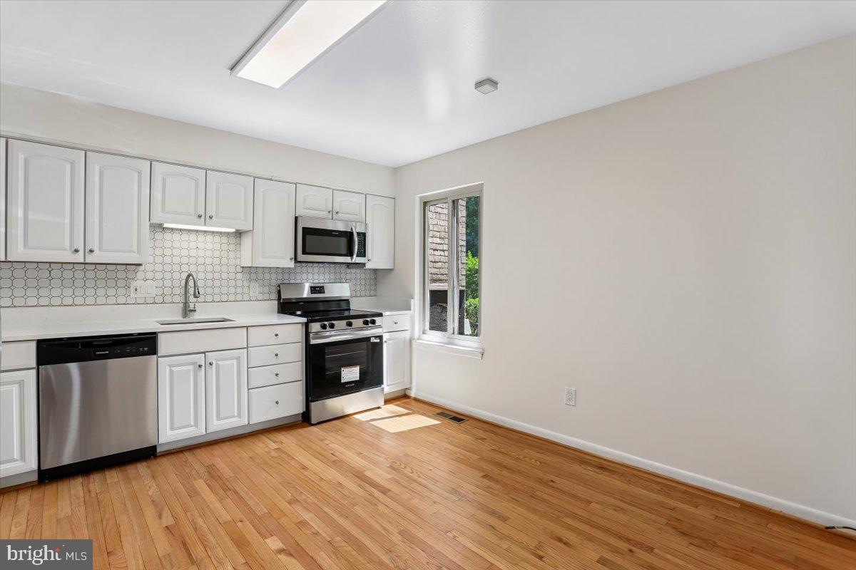 12234 Greenleaf Ave Property Photo 5