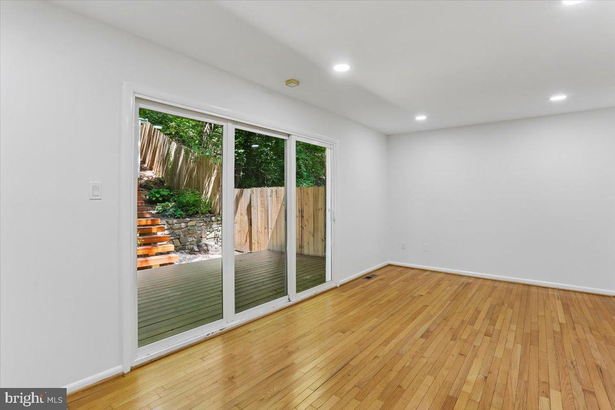 12234 Greenleaf Ave Property Photo 15