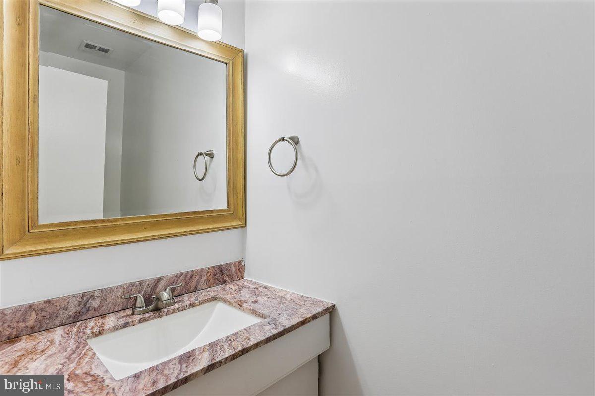 12234 Greenleaf Ave Property Photo 17