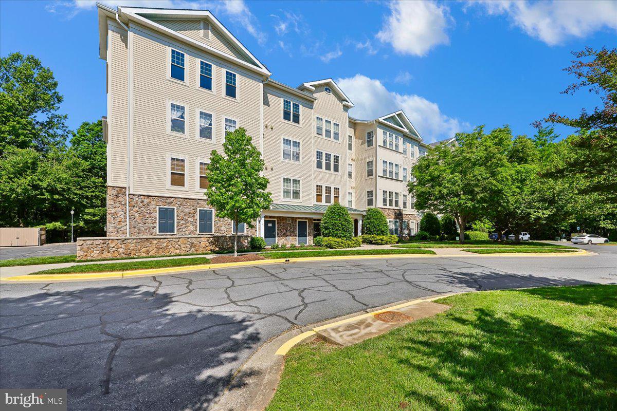 310 HIGH GABLES DR #307